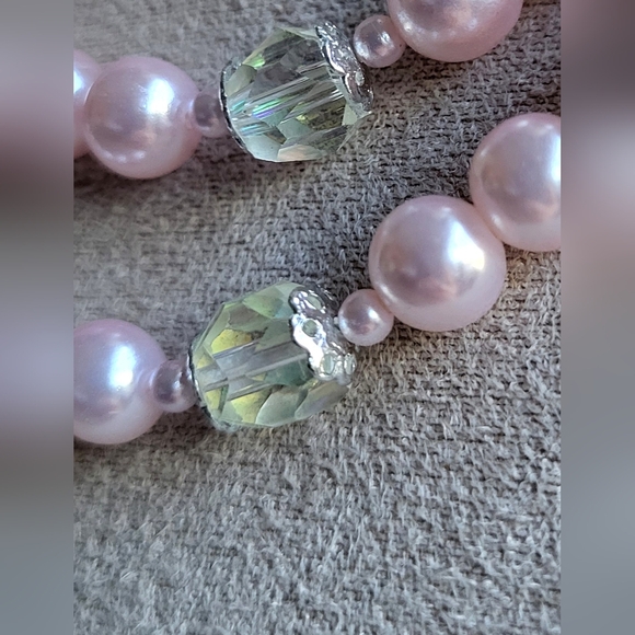 Pink Pearl tripple stranded necklace with Aoroa Borealis accents - Picture 5 of 6